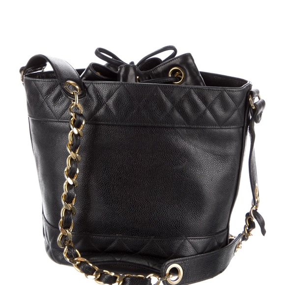 Chanel bucket bag with gold chain strap - Picture 4 of 15